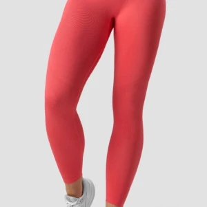 Icaniwill träningstights strl XL - Supersköna träningstights från Icaniwill strl XL. Helt oanvända! Säljer pga är för stora för mig!                      OBS! Bild tagen från hemsidan.