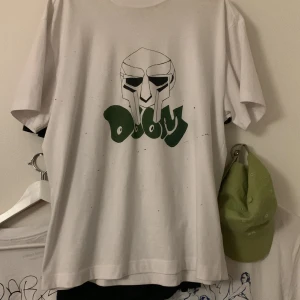 MF DOOM t-shirt - MF DOOM Storlek S (Sitter som baggy M) Egen designad 