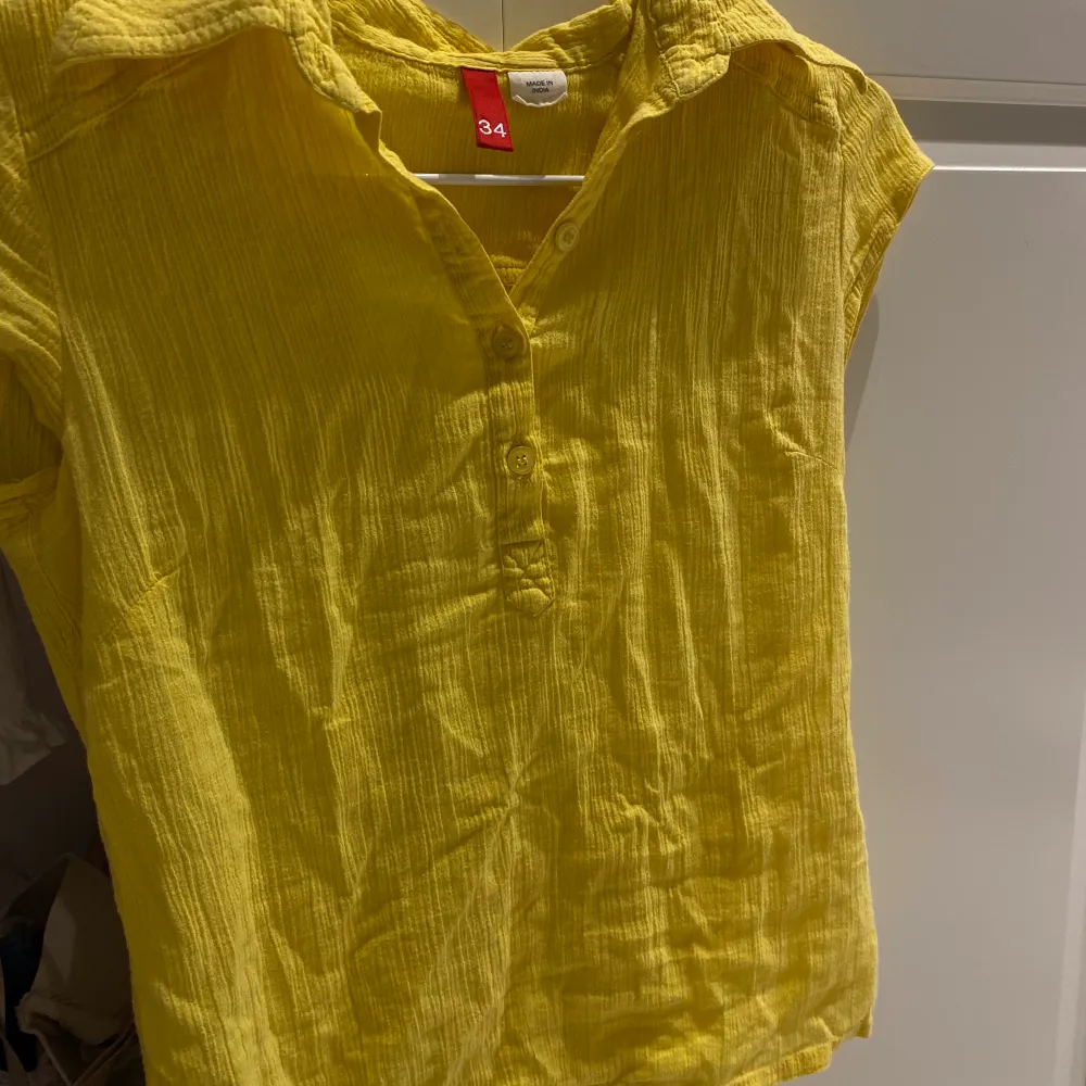 Retro topp i gul färg💛 Säjer då jag inte använder den längre och behöver rensa garderoben. Inga defekter, lite skrynklig men det går att strycka! Skriv vid intresse💛💛 Tryck INTE på köp nu!!!. Blusar.