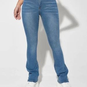 Blåa jeans  - Blåa jeans från shein  Aldrig använt, råka köpa 3 st  Original pris 259 säljer för 150