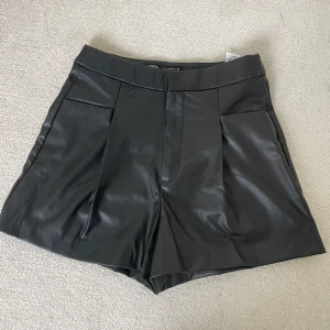 Skinn shorts - Säljer dessa populära skinn shorts från Zara som inte längre säljs. Endast använda 1 gång. Storlek M (brukar ha storlek S men ville att dom skulle vara lite längre). Kolla sista bild för passform😇