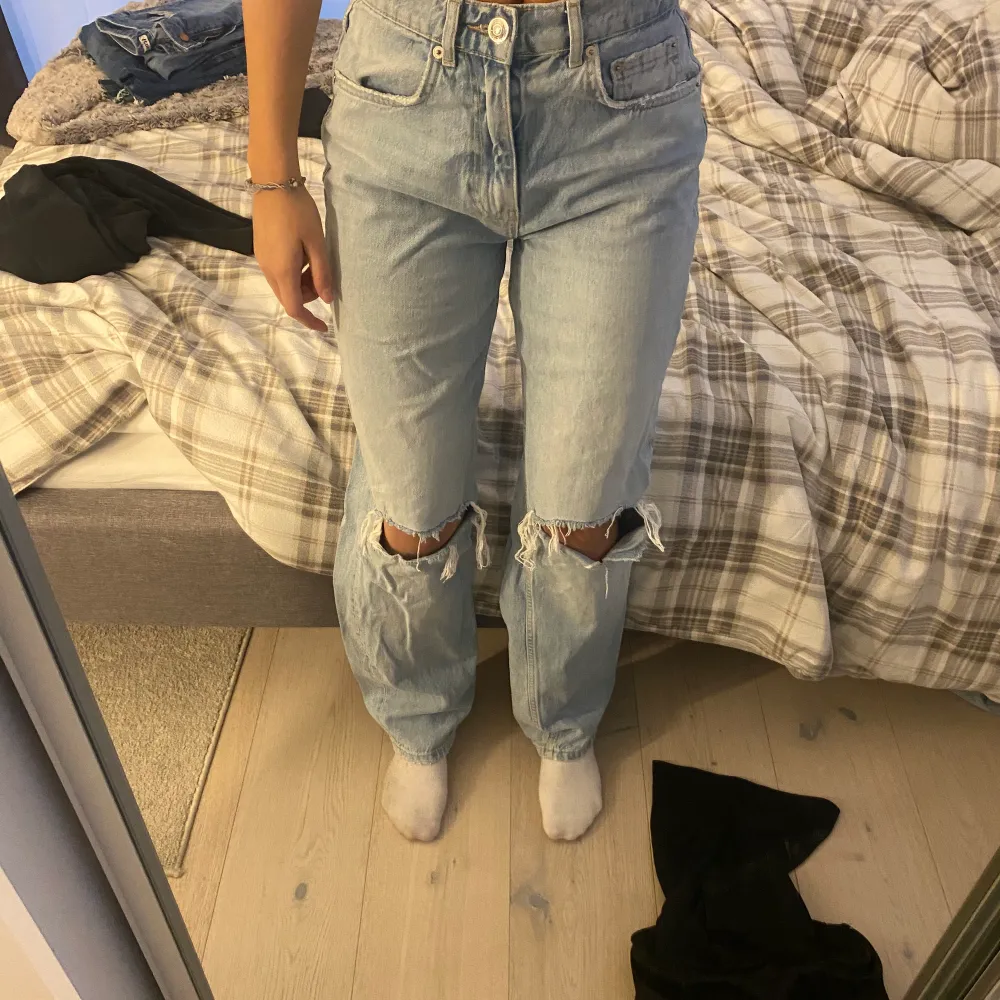 Ett par raka jeans från Gina högmidja. Dem är passar mig i längden som är 170 cm. 200 inklusive frakt. Jeans & Byxor.