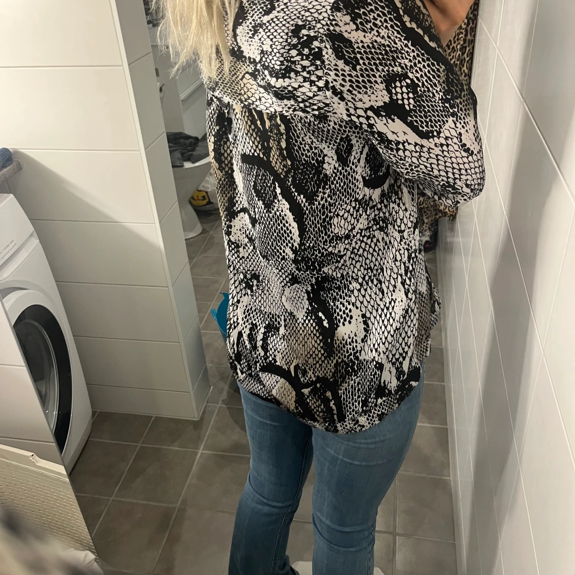 Ormmönstrad blus - 90