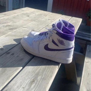Jordans 1 - Köpte den för 1,8, har haft den i 2 veckor. Använder aldrig den längre. Storlek 41. Slutpriset 1500