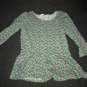 Tröja - Säljer denna tröja, frakten står ni själv för:)