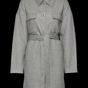 Vero moda klassisk kappa strl L. Helt ny! - Helt ny! Strl L, passar även S/M Material: 50% återvunnen polyester, 35% polyester, 15% bomull.