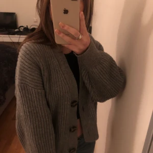 Grå kofta från H&M  - Super gullig grå kofta från H&M som är i jätte bra skick! Passar perfekt för S och funkar säker för XS/M💞