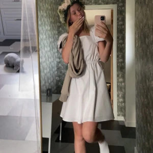 Klänning  - Intressebolag på denna super fina klänning ifrån nakd!! Super fin och endast använd 2 gånger. Köpte 2021. 175kr+frakt.  För fler bilder kom privat och pris kan diskutera vid snabb affär! 🥰