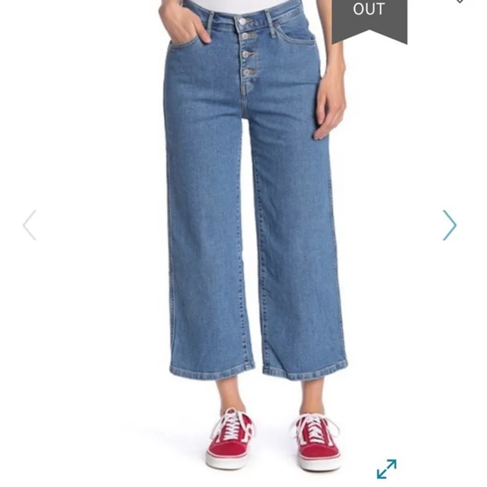 Ett par jättefina Jeans från Levis, vara använda några gånger. Dom är högmidjade och korta i henne men har en jättefin passform 💗. Jeans & Byxor.