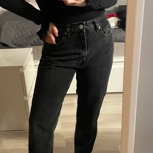 Jeans - Säljer dessa grå/svarta jeans från Zara som tyvärr inte kommer till användning, perfekt längd för mig som är 155!