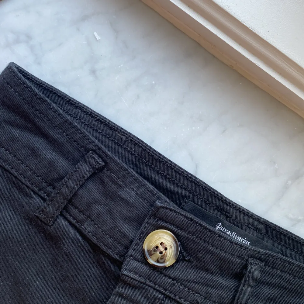 svarta jeans med raka med från stradivarius. aldrig använda i storlek 32. köparen står för frakten. . Jeans & Byxor.