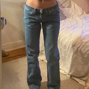 Säljer mina lågmidjade jeans från weekday!Första bilden är lånad eftersom jeansen är för stora på mig. Nypris 500kr. Passar perfekt om du är runt 160😋 