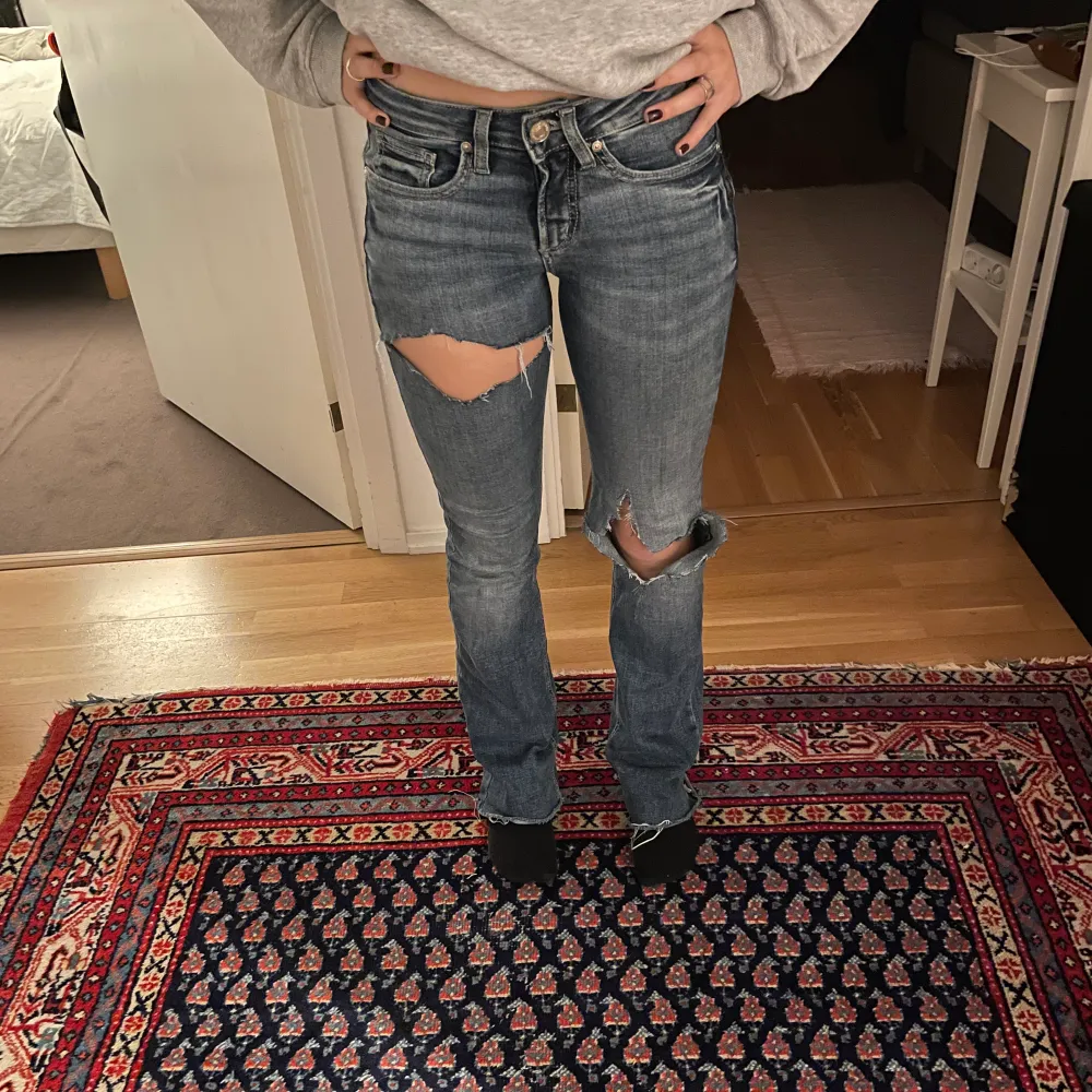 Skit snygga lågmidjade Bootcut jeans med perfekt färg👌🏾 köpte för någon månad sen i USA så vet inte riktigt märket. Jeans & Byxor.