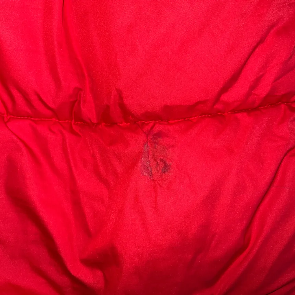Säljer min röda jacka från hm, inköpt förra vinter. Fint skick men tyvärr så har jag råkat ta sönder den i ryggen, det är lagat men det är därför det är mörkare där. Dock är det litet så man tänker knappst på det:) fler bilder kan fås😃. Jackor.