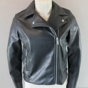Bikerjacka dam H&M, Stl. 36 - Bikerjacka dam storlek 36, H&M Färg: Svart Typ: Bikerjacka  Material: PU Läder Material:100% Polyester Se bilder för mer info. 