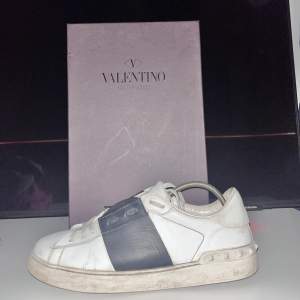 Säljer nu ett par äkta Valentino Garavani i ett skick jag skulle säga är 7/10 efter jag rengjort de (ej rengjorda på bilden) Säljer skorna då jag är i behov av pengar! Skolåda och äkthetsbevis tillkommer  Nypris ca 5500kr  Gärna bud Hör av er för frågor