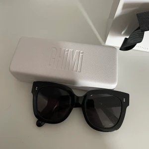 Chimi solglasögon - Säljer mina helsvarta Chimiglasögon i modellen 08. De är några år gamla, därav priset 