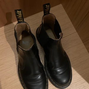 Dr Martens skor/boots - Säljer mina nästan oanvända Chelsea boots från Dr.Martens. Perfekta nu till hösten! Då de är små i storleken, eftersom att det är äkta läder, så rekommenderar jag att gå upp en storlek (så dessa passar bäst en 37-38) ❤️