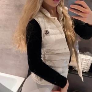 Moncler väst dam - Super fin vit Moncler väst, i nyskick då den bara är använd vid några tillfällen. Köpte i våras för 5700kr. Säljer för 2000kr & går inte ner i pris mer. Storlek 0