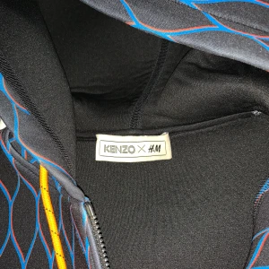 Kenzo/HM hoddie med dragkedja  - Snygg hoddie från Kenzo/HM samarbete st M Endast använd ett fåtal ggr fint skick  Mörkblå i färgen