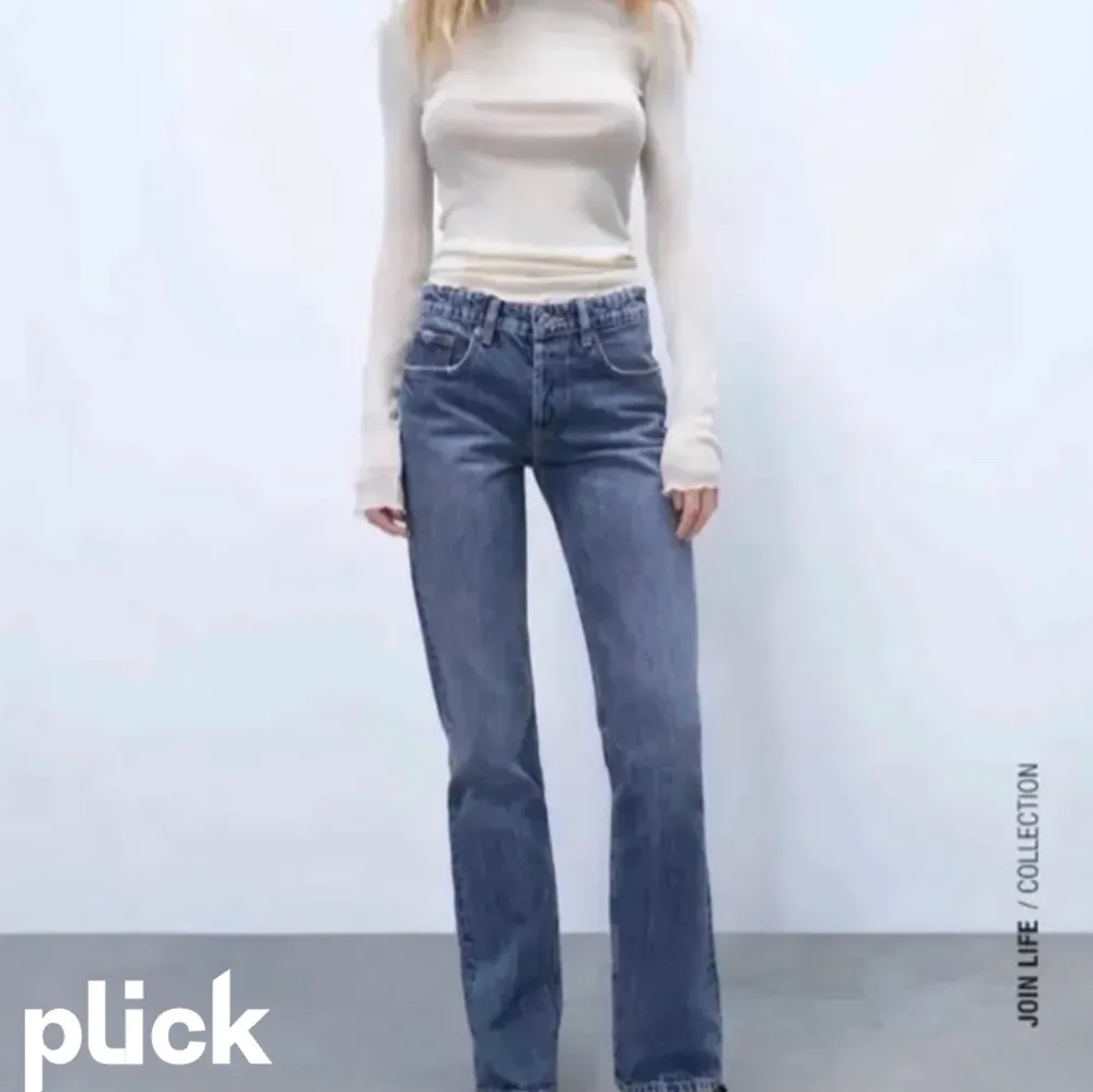 Säljer mina zara jeans i mid Rise då de är för korta på mig som är 174cm. Fint skick och nästan oanvända. Köparen står för frakten❤️. Jeans & Byxor.