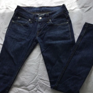 Levis jeans - Långa lowwaisted Levis jeans, passar till 24/25/26 längden är 34