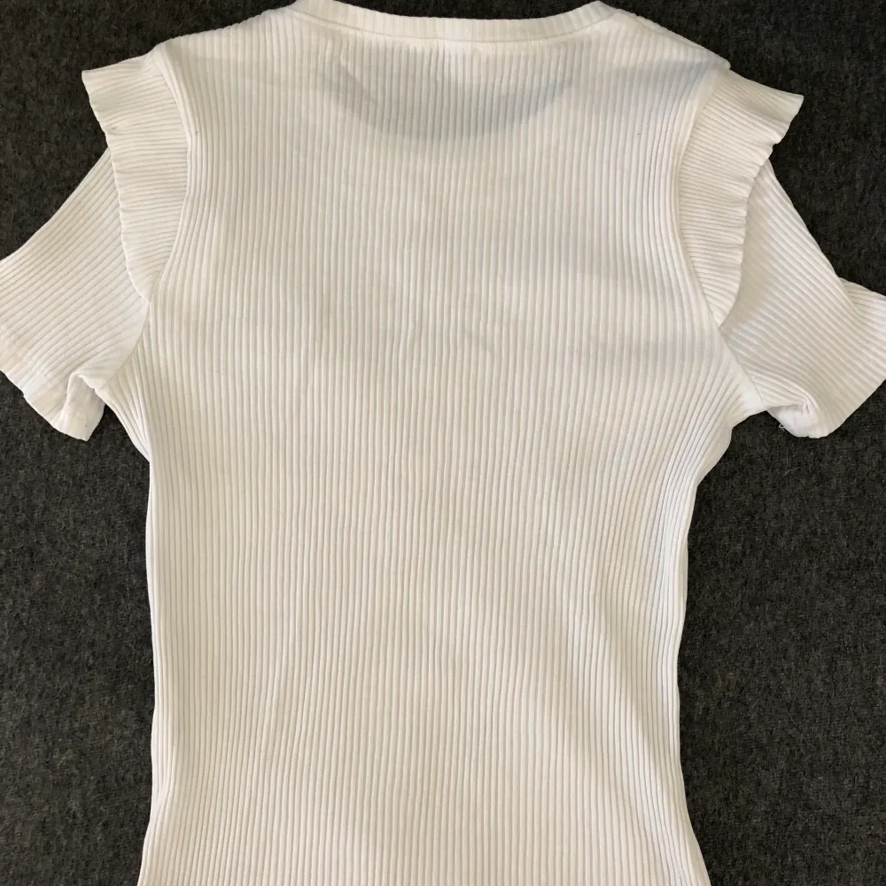 Säljer denna tröja från Zara. Samma modell som en annan tröja på mitt konto men i vit. T-shirten är i ett ribbat material och nästan oanvänd.  Skriv privat för mer information/bilder💗 Köpare står för frakt. . T-shirts.