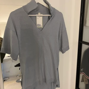 Tröja oanvänd  - Fin, oanvänd tröja från HM. Den är lite längre baktill som syns på bilden.