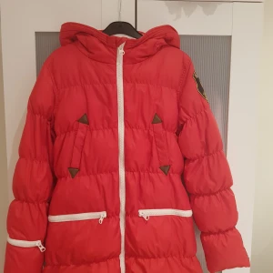 Jacka strl XL - Jättefin skön och varm vadderad jacka som går ner över rumpan. Använd max 4 ggr pga fel storlek för mig. Tyvärr är pälskragen till huvan borta i  flytt men är lika fin utan den.