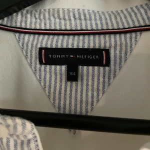 Tommy hillfiger piké - En Tommy hillfiger piké med mycket bra skick, inte använd så många gånger. Strlk 164. Kan tänka mig att gå ner i pris vid snabb affär