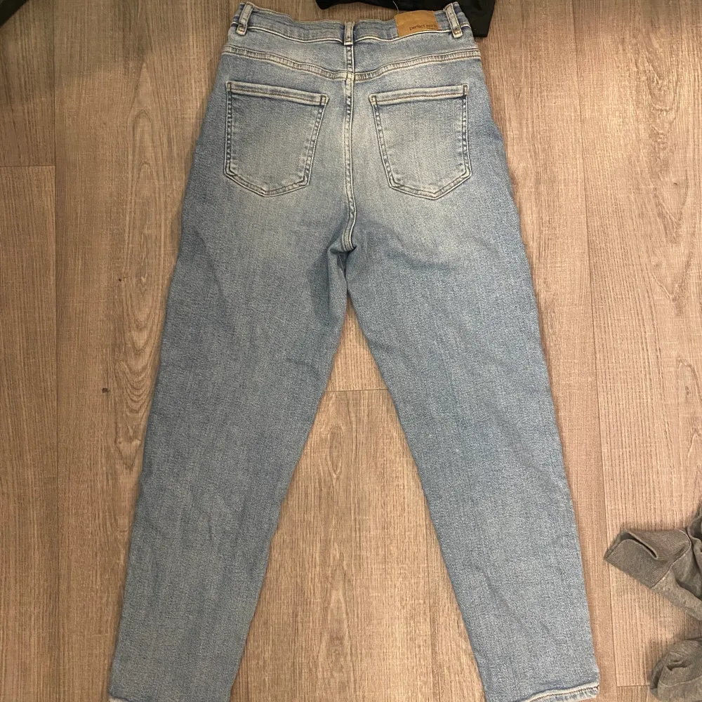 Jeans från ginatricot i strl 38, skinny men väldigt fin färg och tjockt bra material 💕. Jeans & Byxor.
