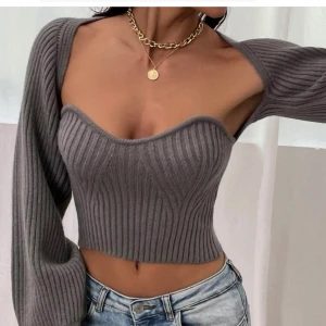 Matchande stickat set - Tröja från shein som jag köpt på Plick men aldrig använt. Inga slitningar/nopprig. 66kr i frakt som köparen står för💕