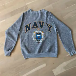 Vintage US NAVY sweatshirt, antagligen 70 tal, väldigt skön och trycket har inga skador