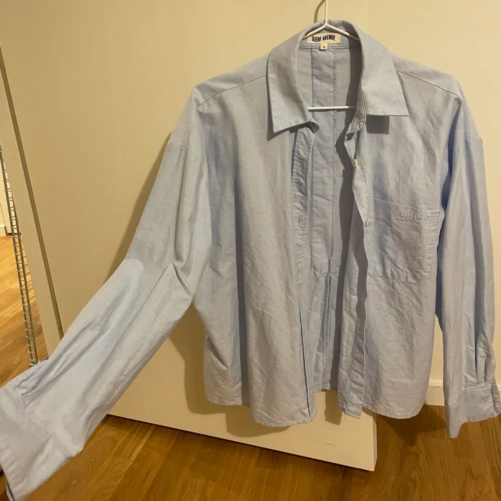 Breezy shirt blue i strl S från djerf avenue, säljer då jag aldrig använder den! Har använt ca 3 gånger, den är tvättad och behöver vara styras på, annars i ypperligt skick🫶🫶köpt för 1100. Skjortor.