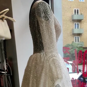 Brudklänning str S - Säljer min fina brudklänning  Använd en gång Str S 