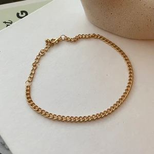 Guldigt armband - Guldigt kedjearmband som är oanvänt. Kan användas som både armband och fotlänk💕💕 Frakt 13kr💕