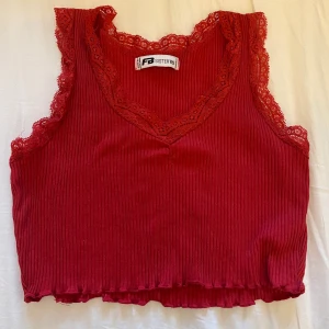 Topp - Säljer denna topp från new yorker då jag inte använder den. Kontakta mig för frågor eller fler bilder. Köparen står för fraktkostnaden. Betalning sker via swish.