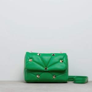 Grön väska med nitar från Zara i nyskick. Nypris 299kr säljer för 150kr.