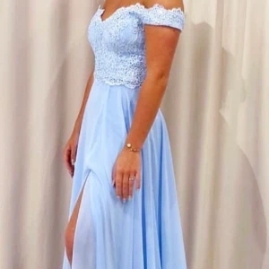 Balklänning  - Säljer min balkänning! Aldrig använd pågrund av inställd bal under corona 🥹 köpte den för 4500:- säljer för 3500