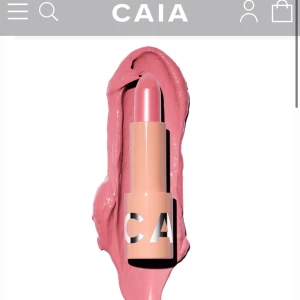 Caia läppstift HELT NYTT - Caia läppstift som jag fick hem häromdan som tyvärr var lite fel färg för mig. Den är endast testad en gång så den är helt ny och oanvänd. Färg: BRITNEY’S FAVE Köpt för 195:- 