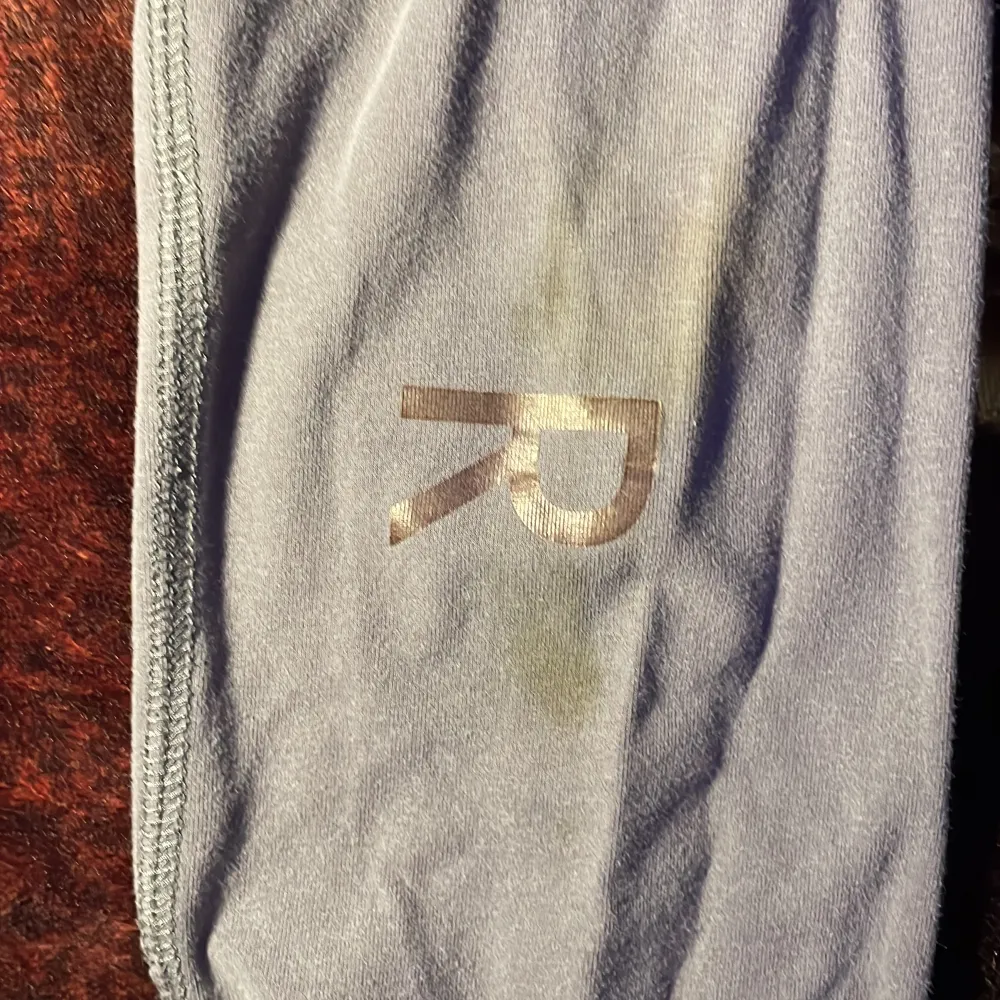 Här har jag ett par gråa Nike tränings byxor som har en lite gräs fläck på men som inte syns . Jeans & Byxor.
