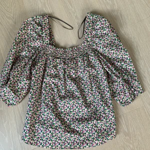 Blommig blus från HM  - Blommig blus från HM storlek 38. Aldrig använd!