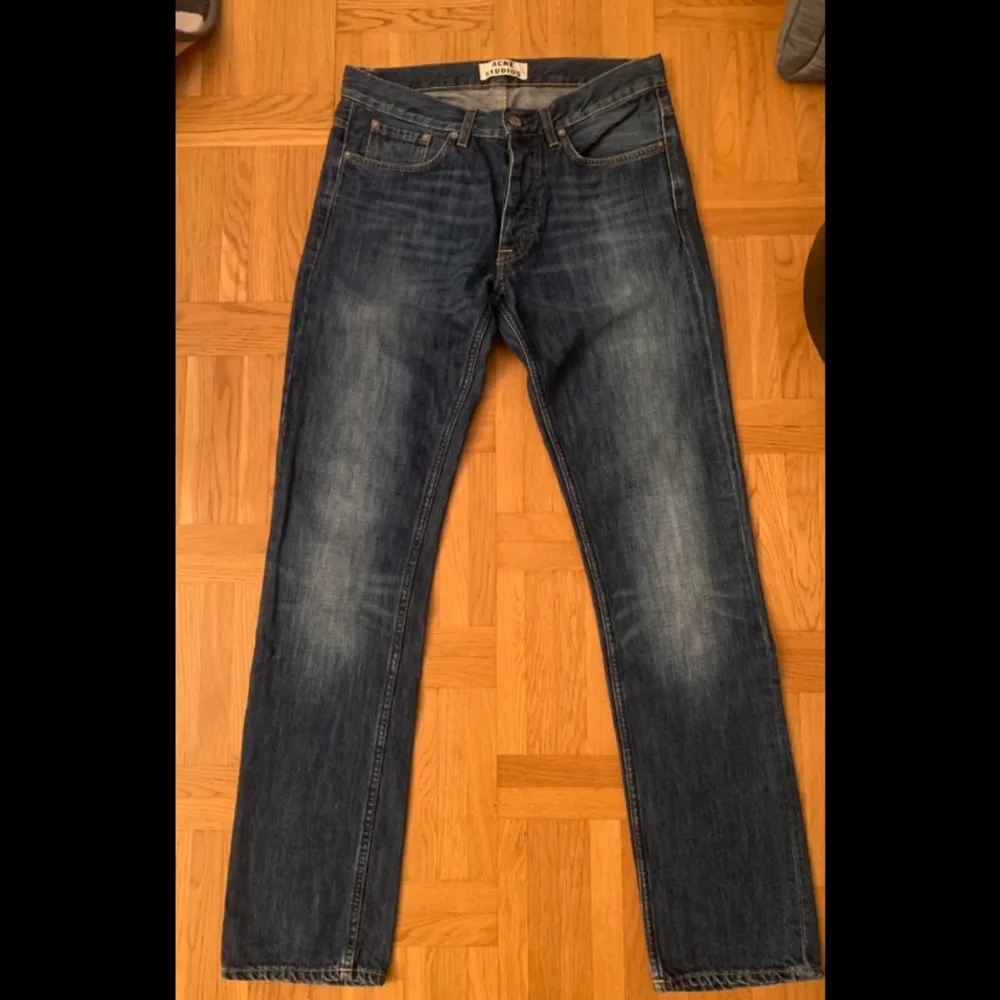 Jeans från Acne Studios som säljes pga storlek. Inga synliga defekter, som nya skulle jag säga. Nypris gissar jag på var ca 1999kr. Jeans & Byxor.