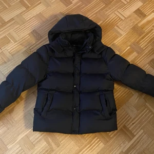 Svart Pufferjacka - Den här jackan är slutsåld så du kommer inte hitta den nån annan stans. Den är i bra nyskick. Det är en oversized storlek S så om man vanligtvis har storlek M/L på jackor så rekommenderar jag att man köper den. Kan skicka fler bilder om det behövs. 