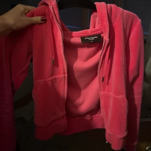 Juicy kofta - Säljer min juicy couture tröja. Köptes i sommar på raglats och inte använd jättemycket. Nypris 1200 buda från 400  +frakt💕 skriv privat för fler bilder, pris kan diskuteras 💕nyskick