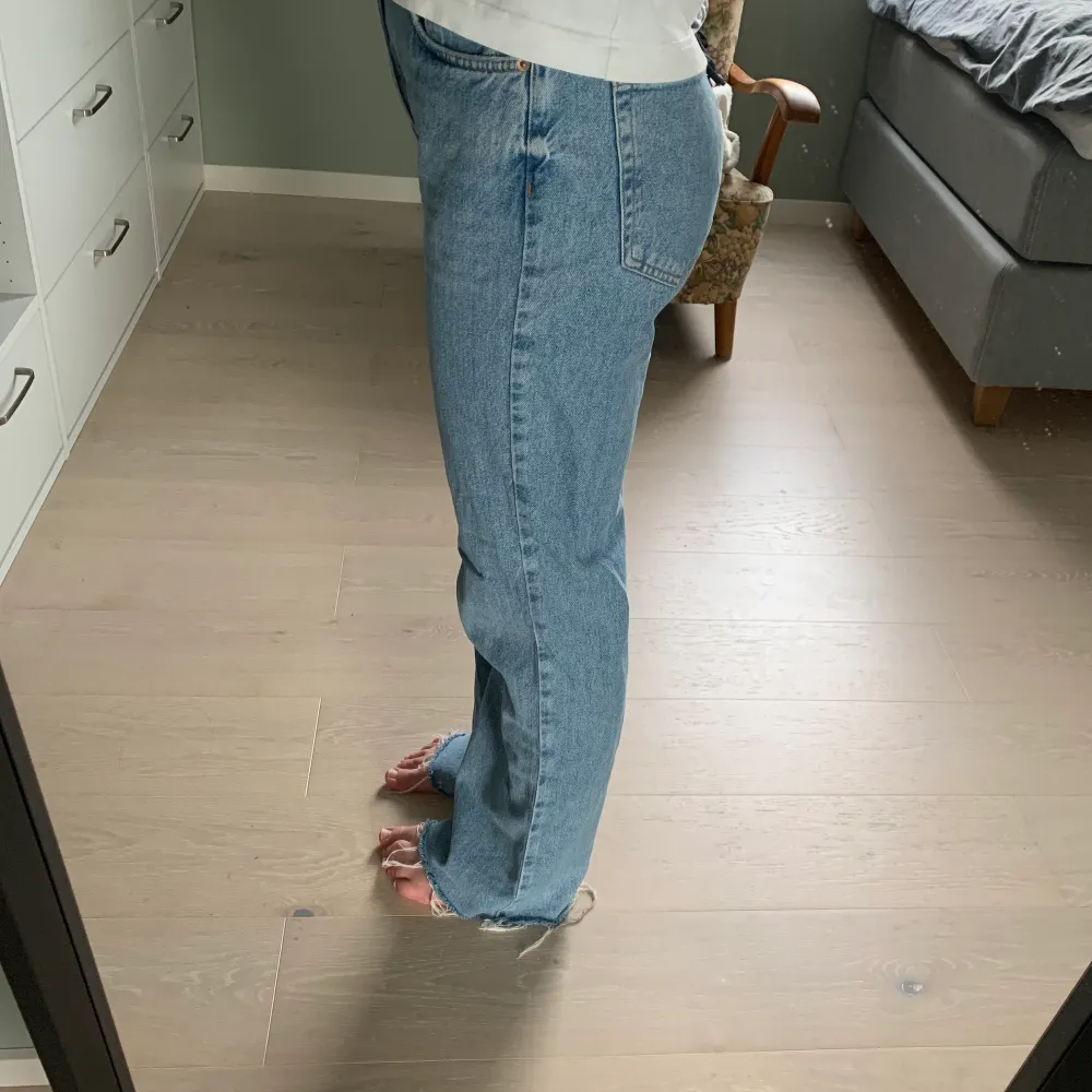 Jeans från Pull&Bear storlek 38. Loose fit och långa i benen. Farkut & Housut.