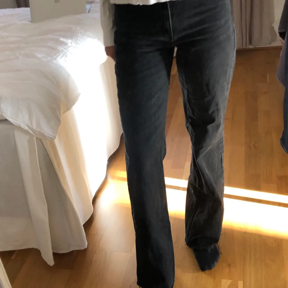 Svarta jeans från Zara. Har klippt de så att de passar mig som är ca 170, innerbenslängden är 82cm. Bra skick, skriv för fler bilder💕. Jeans & Byxor.