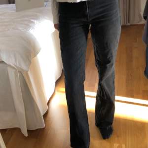 Svarta jeans från Zara. Har klippt de så att de passar mig som är ca 170, innerbenslängden är 82cm. Bra skick, skriv för fler bilder💕