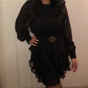 Klänning - Klänning från Ginatricot med volanger. Storlek s pris 150. Skriv för mer bilder 💕 använd en gång!!!