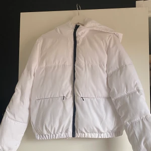 Vit jacka  - En vit cropad puffjacka. Nästintill oanvänd men någon fläck som säkert går att tvätta bort lätt.